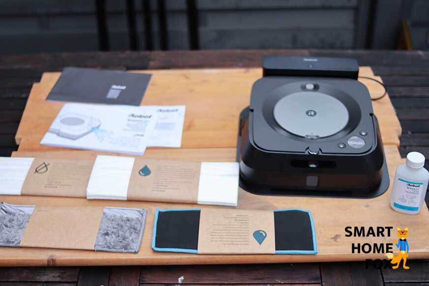 Весь комплект поставки iRobot Braava jet m6 находится на столе